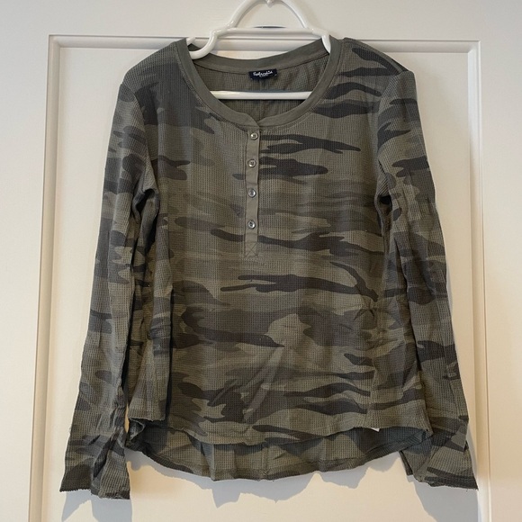Splendid Waffle Knit Henley in Camo, Size XS - Picture 2 of 5